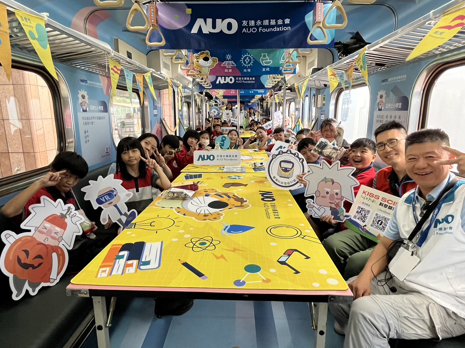 DB真人永續基金會參與「臺灣科普環島列車」，設計基礎科學車廂課程，以「淨零碳排和永續能源」為主題，讓學生透過創意實驗認識淨零知識，以及思考生活中的減碳行為